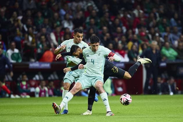 RECORD DATE NOT STATED IV CONCACAF NATIONS LEAGUE 2024-2025 Mexico vs Honduras Jorge Alvarez (L) of Honduras fights fo rthe ball with Edson Alvarez (R) of Mexico during the Quarterfinals second leg match between Mexican national team, Nationalteam (Mexico) and Honduras as part of the Concacaf Nations League 2024-2025 at Nemesio Diez Stadium on November 19, 2024 in Toluca, Estado de Mexico, Mexico. TOLUCA ESTADO DE MEXICO MEICO  Copyright: xJuanxLuisxDiazx 20241119205819_CNL_CFV_MEX_HON_ALVAREZ107