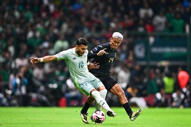 RECORD DATE NOT STATED IV CONCACAF NATIONS LEAGUE 2024-2025 Mexico vs Honduras Alexis vega (L) of Mexico fights fo rthe ball with Andy Najar (R) of Honduras during the Quarterfinals second leg match between Mexican national team, Nationalteam (Mexico) and Honduras as part of the Concacaf Nations League 2024-2025 at Nemesio Diez Stadium on November 19, 2024 in Toluca, Estado de Mexico, Mexico. TOLUCA ESTADO DE MEXICO MEICO  Copyright: xAdrianxMaciasx 20241119210320_CNL_CFV_MEX_HON_VEGA119