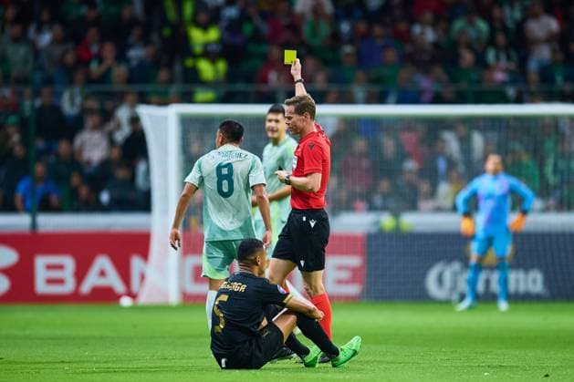 RECORD DATE NOT STATED IV CONCACAF NATIONS LEAGUE 2024-2025 Mexico 4-0 Honduras Referee Drew Fischer of canada shows yellow card to Carlos Rodriguez of Mexico during the Quarterfinals second leg match between Mexican national team, Nationalteam (Mexico) and Honduras as part of the Concacaf Nations League 2024-2025 at Nemesio Diez Stadium on November 19, 2024 in Toluca, Estado de Mexico, Mexico. TOLUCA ESTADO DE MEXICO MEICO  Copyright: xJosexLuisxMelgarejox 20241119210826_CNL_CFV_MEX_HON_RODRIGUEZ127