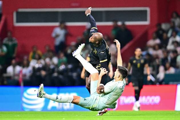 RECORD DATE NOT STATED IV CONCACAF NATIONS LEAGUE 2024-2025 Mexico vs Honduras Yustin Arboleda (L) of Honduras fights fo rthe ball with Cesar Montes (R) of Mexico during the Quarterfinals second leg match between Mexican national team, Nationalteam (Mexico) and Honduras as part of the Concacaf Nations League 2024-2025 at Nemesio Diez Stadium on November 19, 2024 in Toluca, Estado de Mexico, Mexico. TOLUCA ESTADO DE MEXICO MEICO  Copyright: xAdrianxMaciasx 20241119213425_CNL_CFV_MEX_HON_ARBOLEDA169
