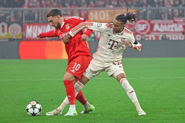 17 Michael Olise (FCB) gegen 10 Orkun Kokcu (Benfica, rot) Aktion, Zweikampf, Fussball FC Bayern München - SL Benfica Lissabon UEFA Champions League 06.11.2024 Allianz Arena FOTO: Mladen Lackovic LakoPress