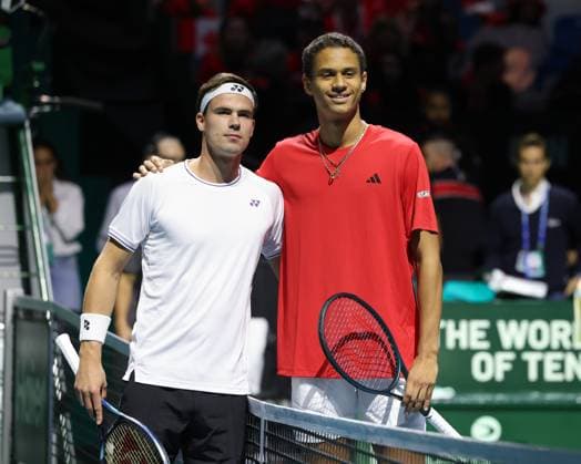 Daniel Altmaier (GER) und Gabriel Diallo (CAN) posen am Netz vor Spielbeginn, Davis Cup Finale 2024, Palacio de Deportes JosÃ Copyright: xJuergenxHasenkopfx