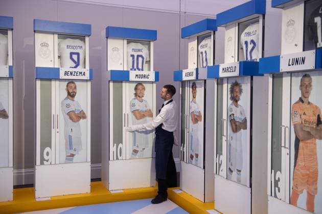 Bilder des Jahres 2024, Sport 11 November Sport Themen der Woche KW47 Sport Bilder des Tages Sotheby s Real Madrid First Team Changing Room Lockers Auction at Sotheby s, London Sotheby s technicians inspect Real Madrid s first team changing room lockers from Santiago BernabÃ u Stadium as part of an online auction of the changing room lockers from 12 26 November 2024 at Sotheby s, London, England, UK on Wednesday 20 November, 2024 . The lockers include those used by Modric (no 10 - also used by Ronaldo), Benzema (no 8 - also used by Cristiano Ronaldo), Bale (no 18), Rodrygo (No 21) and each locker s starting bid is Â£10,000., Credit:Justin Ng Avalon UK, England, London, Sotheby s  Copyright: xJustinxNgx xAvalonx 0780606697st