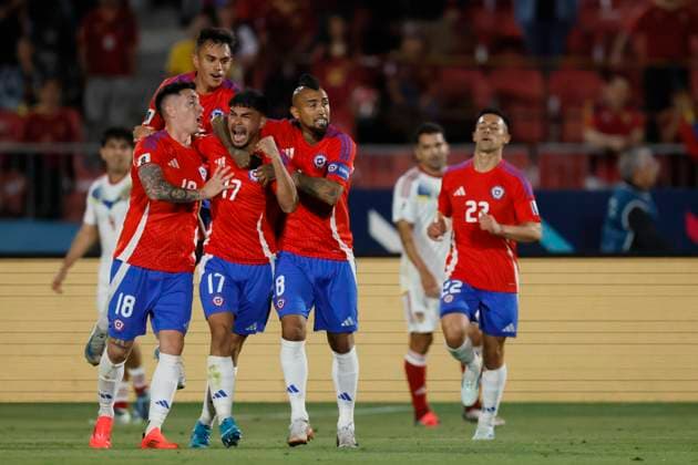 Sport Themen der Woche KW47 Futbol, Chile vs Venezuela. Eliminatorias al mundial 2026. El jugador de la seleccion chilena Gabriel Suazo, centro, celebra con sus companeros tras marcar un gol contra Venezuela durante el partido de las clasificatorias al mundial de la Fifa 2026 realizado en el estadio Nacional de Santiago, Chile. 19 11 2024 Andres Pina Photosport Football, Chile vs Venezuela. 2026 FIFA World Cup, WM, Weltmeisterschaft, Fussball qualifiers. Chile™s player Gabriel Suazo, center, celebrates with teammates after scoring against Venezuela during a 2026 Fifa World Cup qualifier match at the National stadium in Santiago, Chile. 19 11 2024 Andres Pina Photosport Chile vs Venezuela, eliminatorias al mundial 2026 