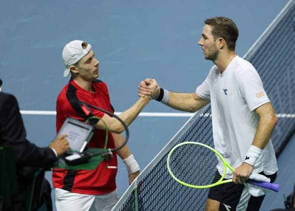 Denis Shapovalov (CAN) gratuliert dem Sieger Jan-Lennard Struff (GER), Davis Cup Finale 2024, Palacio de Deportes JosÃ Copyright: xJuergenxHasenkopfx