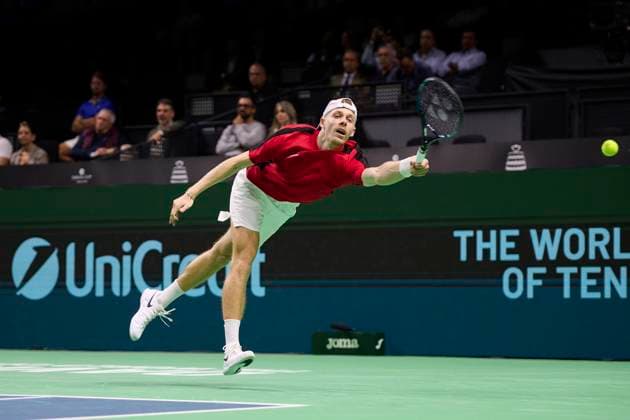 ESP: Davis Cup Finals - Germany v Canada MALAGA, SPAIN - NOVEMBER 20: Denis Shapovalov of Team Canada plays a forehand shot throwing his racket in his singles match against Jan-Lennard Struff of Team Germany in the quarterfinal tie between Germany and Canada during the Davis Cup Finals at Palacio de Deportes Jose Maria Martin Carpena on November 20, 2024 in Malaga, Spain. (Photo by Francisco Macia Photo Players Images Magara Press) Malaga Palacio Deportis Jose Maria Martin Carpena Spain Copyright: xFranciscoxMaciax