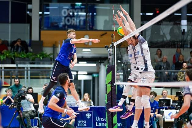 VOLLEYBALL - CEV CL, Tirol vs Milano INNSBRUCK,AUSTRIA,20.NOV.24 - VOLLEYBALL - CEV Champions League, Hypo Tirol vs Allianz Milano. Image shows Niklas Kronthaler (Tirol), Nicola Zonta and Matteo Piano (Milano).  GEPAxpictures xDanielxSchoenherr