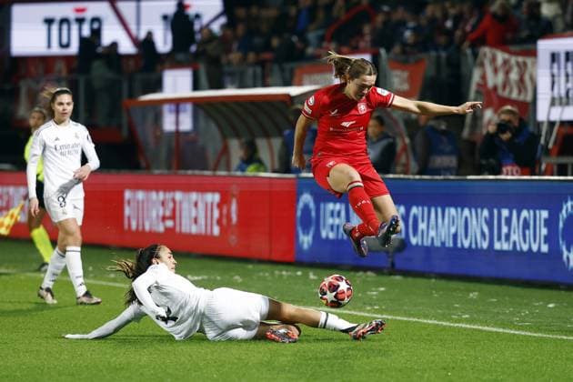 ENSCHEDE - (l-r) Rocio of Real Madrid, Alieke Tuin of FC Twente during the UEFA Champions League women s match between FC Twente and Real Madrid at Stadion De Grolsch Veste on Nov. 20, 2024 in Enschede, Netherlands. ANP VINCENT JANNINK UEFA Women s Champions League 2024 25 Group Stage MD4 2024 25 xVIxANPxSportx xxANPxIVx 513898871 originalFilename: 513898871.jpg