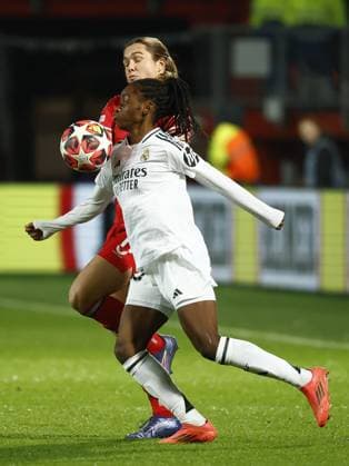 ENSCHEDE - (l-r) Naomie Feller of Real Madrid, Alieke Tuin of FC Twente during the UEFA Champions League women s match between FC Twente and Real Madrid at Stadion De Grolsch Veste on Nov. 20, 2024 in Enschede, Netherlands. ANP VINCENT JANNINK UEFA Women s Champions League 2024 25 Group Stage MD4 2024 25 xVIxANPxSportx xxANPxIVx 513898876 originalFilename: 513898876.jpg
