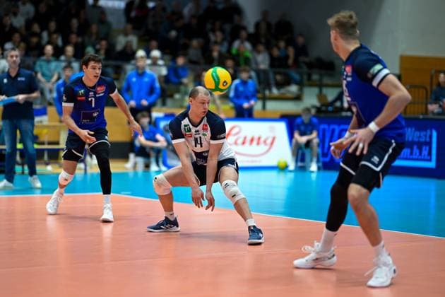 VOLLEYBALL - CEV CL, Tirol vs Milano INNSBRUCK,AUSTRIA,20.NOV.24 - VOLLEYBALL - CEV Champions League, Hypo Tirol vs Allianz Milano. Image shows Arthur Nath, Jacob Kitzinger and Niklas Kronthaler (Tirol).  GEPAxpictures xDanielxSchoenherr
