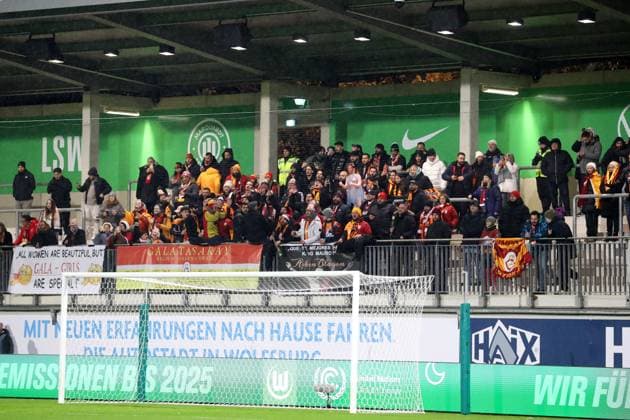 VfL vs. Galatasaray SK, CL Frauen Wolfsburg, 20.11.2024, FUßBALL - VfL Wolfsburg vs. Galatasaray SK, Gruppenrunde Champions League Frauen, Saison 2024 25. Galatasaray Fans Wolfsburg