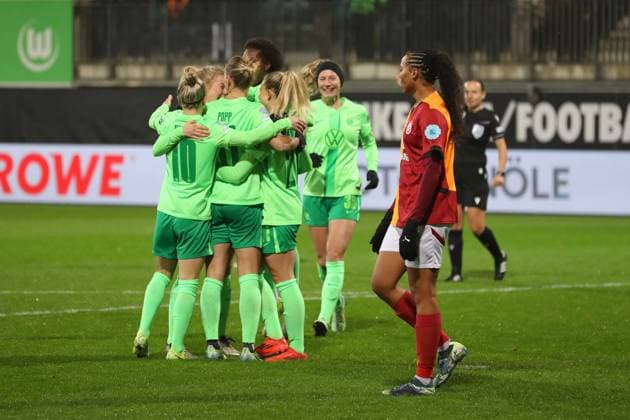 VfL vs. Galatasaray SK, CL Frauen Wolfsburg, 20.11.2024, FUßBALL - VfL Wolfsburg vs. Galatasaray SK, Gruppenrunde Champions League Frauen, Saison 2024 25. Alexandra Popp (VfL Wolfsburg) jubelt mit der Mannschaft nach ihrem Tor zum 1:0 Wolfsburg