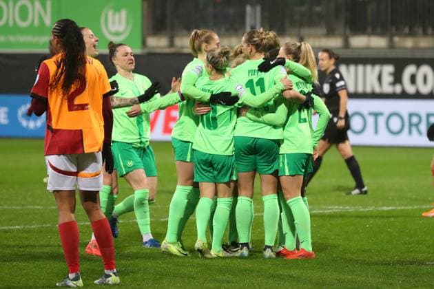 VfL vs. Galatasaray SK, CL Frauen Wolfsburg, 20.11.2024, FUßBALL - VfL Wolfsburg vs. Galatasaray SK, Gruppenrunde Champions League Frauen, Saison 2024 25. Alexandra Popp (VfL Wolfsburg) jubelt mit der Mannschaft nach ihrem Tor zum 1:0 Wolfsburg