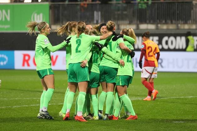 VfL vs. Galatasaray SK, CL Frauen Wolfsburg, 20.11.2024, FUßBALL - VfL Wolfsburg vs. Galatasaray SK, Gruppenrunde Champions League Frauen, Saison 2024 25. Alexandra Popp (VfL Wolfsburg) jubelt mit der Mannschaft nach ihrem Tor zum 1:0 Wolfsburg