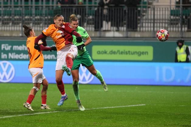 VfL vs. Galatasaray SK, CL Frauen Wolfsburg, 20.11.2024, FUßBALL - VfL Wolfsburg vs. Galatasaray SK, Gruppenrunde Champions League Frauen, Saison 2024 25. Alexandra Popp (VfL Wolfsburg) macht Kopfballtor zum 2:0, Eda Karatas (Galatasaray) Wolfsburg