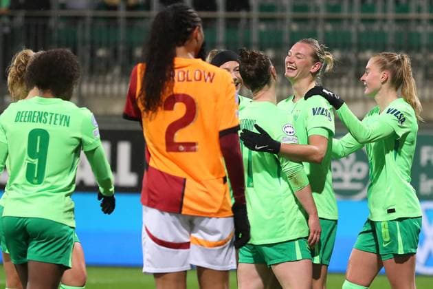 VfL vs. Galatasaray SK, CL Frauen Wolfsburg, 20.11.2024, FUßBALL - VfL Wolfsburg vs. Galatasaray SK, Gruppenrunde Champions League Frauen, Saison 2024 25. Alexandra Popp (VfL Wolfsburg) jubelt mit der Mannschaft nach ihrem Tor zum 2:0 Wolfsburg