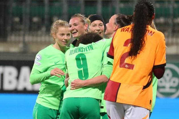 VfL vs. Galatasaray SK, CL Frauen Wolfsburg, 20.11.2024, FUßBALL - VfL Wolfsburg vs. Galatasaray SK, Gruppenrunde Champions League Frauen, Saison 2024 25. Alexandra Popp (VfL Wolfsburg) jubelt mit der Mannschaft nach ihrem Tor zum 2:0 Wolfsburg