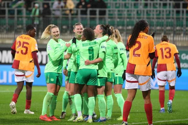 VfL vs. Galatasaray SK, CL Frauen Wolfsburg, 20.11.2024, FUßBALL - VfL Wolfsburg vs. Galatasaray SK, Gruppenrunde Champions League Frauen, Saison 2024 25. Alexandra Popp (VfL Wolfsburg) jubelt mit der Mannschaft nach ihrem Tor zum 2:0 Wolfsburg