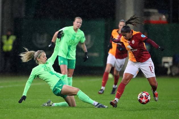 VfL vs. Galatasaray SK, CL Frauen Wolfsburg, 20.11.2024, FUßBALL - VfL Wolfsburg vs. Galatasaray SK, Gruppenrunde Champions League Frauen, Saison 2024 25. Kathrin Hendrich (VfL Wolfsburg), Catalina Usme (Galatasaray) Wolfsburg