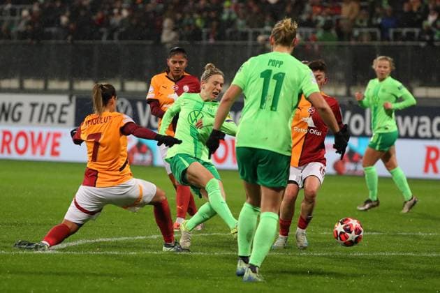 VfL vs. Galatasaray SK, CL Frauen Wolfsburg, 20.11.2024, FUßBALL - VfL Wolfsburg vs. Galatasaray SK, Gruppenrunde Champions League Frauen, Saison 2024 25. Arzu Karabulut (Galatasaray), Svenja Huth (VfL Wolfsburg), Wolfsburg