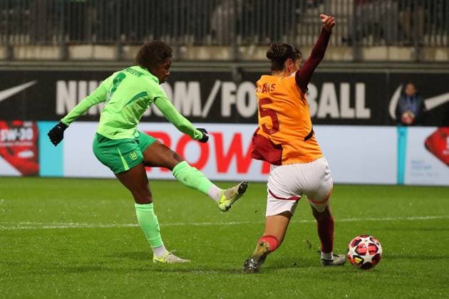 VfL vs. Galatasaray SK, CL Frauen Wolfsburg, 20.11.2024, FUßBALL - VfL Wolfsburg vs. Galatasaray SK, Gruppenrunde Champions League Frauen, Saison 2024 25. Lineth Beerensteyn (VfL Wolfsburg), Eda Karatas (Galatasaray) Wolfsburg