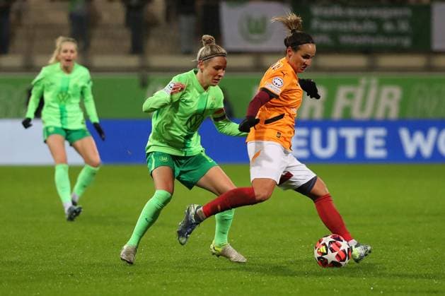 VfL vs. Galatasaray SK, CL Frauen Wolfsburg, 20.11.2024, FUßBALL - VfL Wolfsburg vs. Galatasaray SK, Gruppenrunde Champions League Frauen, Saison 2024 25. Svenja Huth (VfL Wolfsburg), Arzu Karabulut (Galatasaray) Wolfsburg
