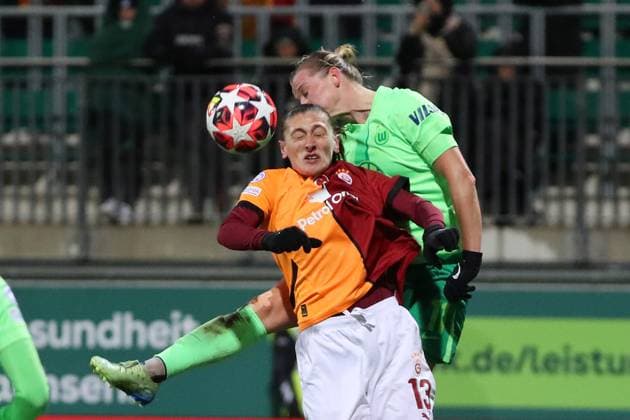 Sport Bilder des Tages VfL vs. Galatasaray SK, CL Frauen Wolfsburg, 20.11.2024, FUßBALL - VfL Wolfsburg vs. Galatasaray SK, Gruppenrunde Champions League Frauen, Saison 2024 25. Sagre Öztürk (Galatasaray), Alexandra Popp (VfL Wolfsburg) Wolfsburg