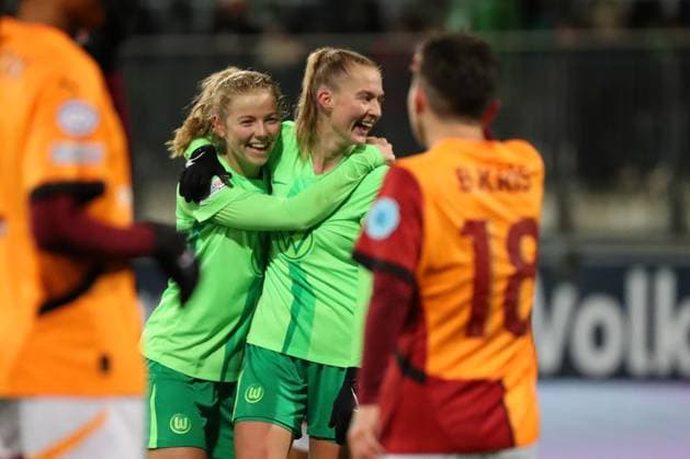 VfL vs. Galatasaray SK, CL Frauen Wolfsburg, 20.11.2024, FUßBALL - VfL Wolfsburg vs. Galatasaray SK, Gruppenrunde Champions League Frauen, Saison 2024 25. Janina Minge (VfL Wolfsburg) jubelt mit Justine Kielland (VfL Wolfsburg) nach ihrem Tor zum 3:0 Wolfsburg