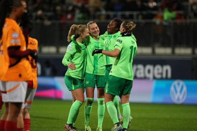 VfL vs. Galatasaray SK, CL Frauen Wolfsburg, 20.11.2024, FUßBALL - VfL Wolfsburg vs. Galatasaray SK, Gruppenrunde Champions League Frauen, Saison 2024 25. Janina Minge (VfL Wolfsburg) jubelt mit der Mannschaft nach ihrem Tor zum 3:0 Wolfsburg
