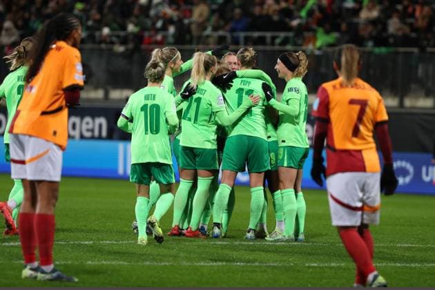 VfL vs. Galatasaray SK, CL Frauen Wolfsburg, 20.11.2024, FUßBALL - VfL Wolfsburg vs. Galatasaray SK, Gruppenrunde Champions League Frauen, Saison 2024 25. Janina Minge (VfL Wolfsburg) jubelt mit der Mannschaft nach ihrem Tor zum 3:0 Wolfsburg