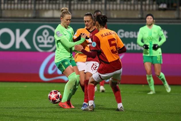 VfL vs. Galatasaray SK, CL Frauen Wolfsburg, 20.11.2024, FUßBALL - VfL Wolfsburg vs. Galatasaray SK, Gruppenrunde Champions League Frauen, Saison 2024 25. Rebecka Blomqvist (VfL Wolfsburg), Sagre Öztürk (Galatasaray), Eda Karatas (Galatasaray) Wolfsburg