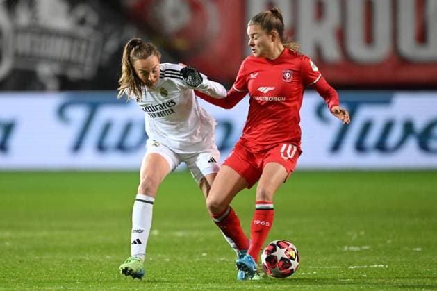 ENSCHEDE - (l-r) Caroline Weir of Real Madrid, Kayleigh van Dooren of FC Twente during the UEFA Champions League women s match between FC Twente and Real Madrid at Stadion De Grolsch Veste on Nov. 20, 2024 in Enschede, Netherlands. ANP Hollandse Hoogte UEFA Women s Champions League 2024 25 Group Stage MD4 2024 25 xVIxANPxSportx xGerritxvanxKeulenxIVx 513902174 originalFilename: 513902174.jpg