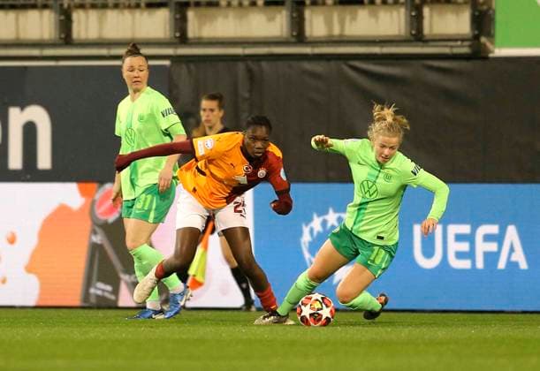 Foto : Justine KIELLAND (Wolfsburg) gegen Malado Hapsatoub Diallo Fussball Championsleague der Frauen am Mi. 20.11.2024 4. Spieltag VfL Wolfsburg - Galatasaray Istanbul