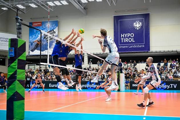 VOLLEYBALL - CEV CL, Tirol vs Milano INNSBRUCK,AUSTRIA,20.NOV.24 - VOLLEYBALL - CEV Champions League, Hypo Tirol vs Allianz Milano. Image shows Przemyslaw Rupka, Pedro Henrique Frances, Niklas Kronthaler (Tirol) and Ferre Reggers (Milano).  GEPAxpictures xDanielxSchoenherr