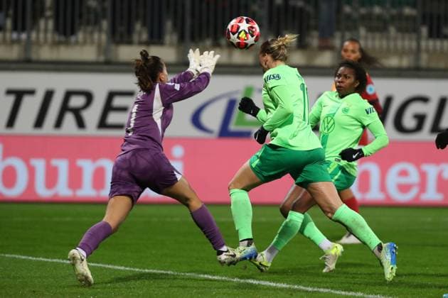 VfL vs. Galatasaray SK, CL Frauen Wolfsburg, 20.11.2024, FUßBALL - VfL Wolfsburg vs. Galatasaray SK, Gruppenrunde Champions League Frauen, Saison 2024 25. Torfrau Gamze Yaman (Galatasaray), Alexandra Popp (VfL Wolfsburg), Lineth Beerensteyn (VfL Wolfsburg) Wolfsburg