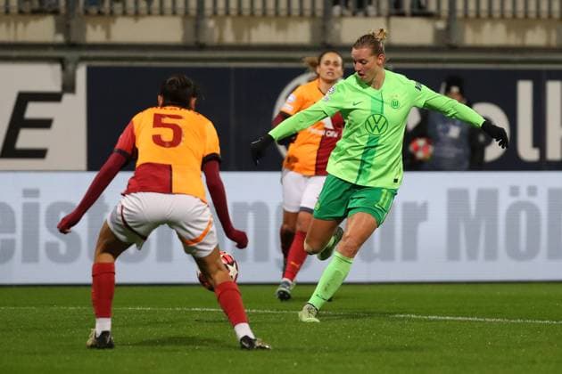 VfL vs. Galatasaray SK, CL Frauen Wolfsburg, 20.11.2024, FUßBALL - VfL Wolfsburg vs. Galatasaray SK, Gruppenrunde Champions League Frauen, Saison 2024 25. Eda Karatas (Galatasaray), Alexandra Popp (VfL Wolfsburg) Wolfsburg