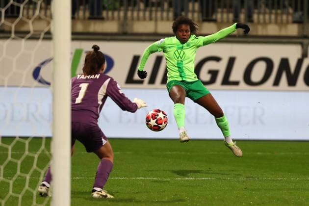 VfL vs. Galatasaray SK, CL Frauen Wolfsburg, 20.11.2024, FUßBALL - VfL Wolfsburg vs. Galatasaray SK, Gruppenrunde Champions League Frauen, Saison 2024 25. Torfrau Gamze Yaman (Galatasaray), Lineth Beerensteyn (VfL Wolfsburg) Wolfsburg