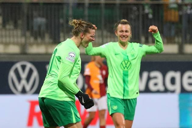 VfL vs. Galatasaray SK, CL Frauen Wolfsburg, 20.11.2024, FUßBALL - VfL Wolfsburg vs. Galatasaray SK, Gruppenrunde Champions League Frauen, Saison 2024 25. Alexandra Popp (VfL Wolfsburg) jubelt mit Lena Lattwein (VfL Wolfsburg) nach ihrem Tor zum 4:0 Wolfsburg