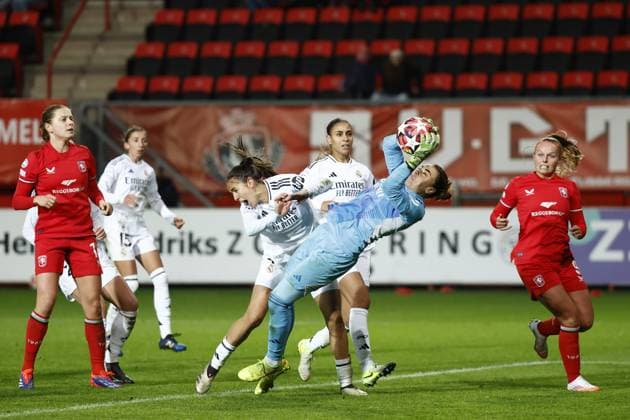 Sport Bilder des Tages ENSCHEDE - (l-r) Rocio of Real Madrid, Real Madrid goalkeeper Misa during the UEFA Champions League women s match between FC Twente and Real Madrid at Stadion De Grolsch Veste on Nov. 20, 2024 in Enschede, Netherlands. ANP VINCENT JANNINK UEFA Women s Champions League 2024 25 Group Stage MD4 2024 25 xVIxANPxSportx xxANPxIVx 513903677 originalFilename: 513903677.jpg
