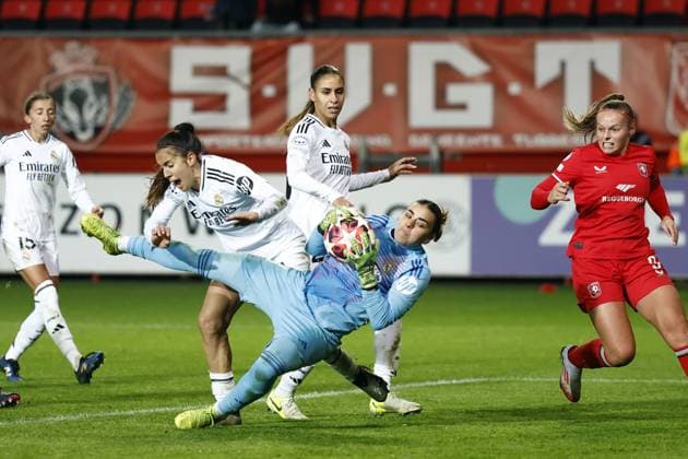 ENSCHEDE - (l-r) Rocio of Real Madrid, Real Madrid goalkeeper Misa during the UEFA Champions League women s match between FC Twente and Real Madrid at Stadion De Grolsch Veste on Nov. 20, 2024 in Enschede, Netherlands. ANP VINCENT JANNINK UEFA Women s Champions League 2024 25 Group Stage MD4 2024 25 xVIxANPxSportx xxANPxIVx 513903687 originalFilename: 513903687.jpg
