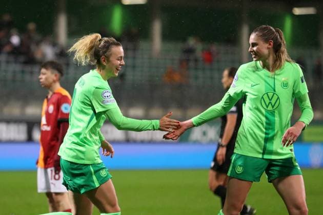 VfL vs. Galatasaray SK, CL Frauen Wolfsburg, 20.11.2024, FUßBALL - VfL Wolfsburg vs. Galatasaray SK, Gruppenrunde Champions League Frauen, Saison 2024 25. Lena Lattwein (VfL Wolfsburg) jubelt mit Jule Brand (VfL Wolfsburg) nach ihrem Tor zum 5:0 Wolfsburg