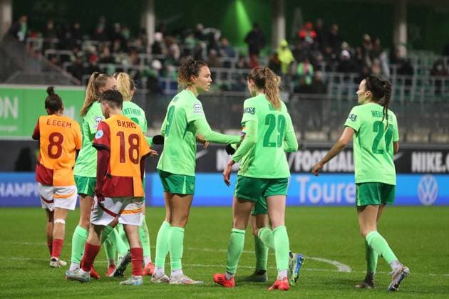 VfL vs. Galatasaray SK, CL Frauen Wolfsburg, 20.11.2024, FUßBALL - VfL Wolfsburg vs. Galatasaray SK, Gruppenrunde Champions League Frauen, Saison 2024 25. Lena Lattwein (VfL Wolfsburg) jubelt mit der Mannschaft nach ihrem Tor zum 5:0 Wolfsburg
