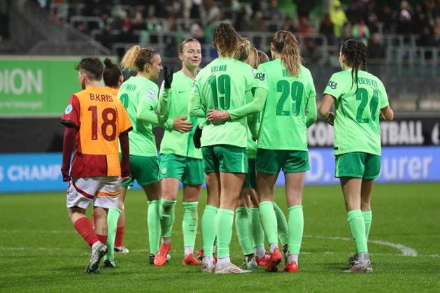 VfL vs. Galatasaray SK, CL Frauen Wolfsburg, 20.11.2024, FUßBALL - VfL Wolfsburg vs. Galatasaray SK, Gruppenrunde Champions League Frauen, Saison 2024 25. Lena Lattwein (VfL Wolfsburg) jubelt mit der Mannschaft nach ihrem Tor zum 5:0 Wolfsburg
