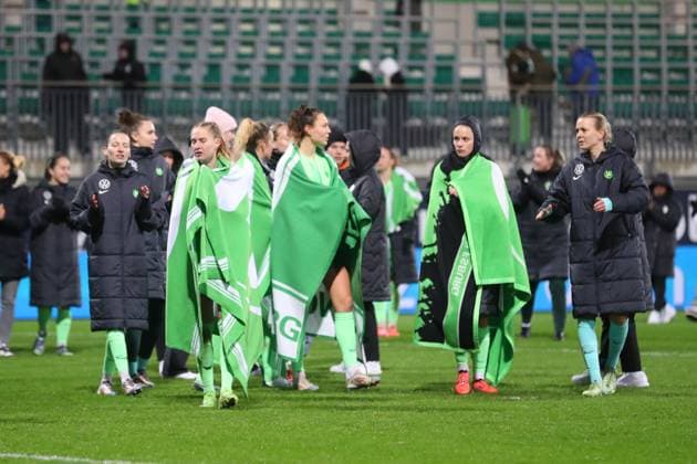 VfL vs. Galatasaray SK, CL Frauen Wolfsburg, 20.11.2024, FUßBALL - VfL Wolfsburg vs. Galatasaray SK, Gruppenrunde Champions League Frauen, Saison 2024 25. Schlussjubel vor der VfL Fankurve. Wolfsburg