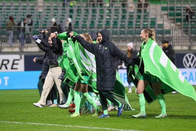 VfL vs. Galatasaray SK, CL Frauen Wolfsburg, 20.11.2024, FUßBALL - VfL Wolfsburg vs. Galatasaray SK, Gruppenrunde Champions League Frauen, Saison 2024 25. Schlussjubel vor der VfL Fankurve. Wolfsburg