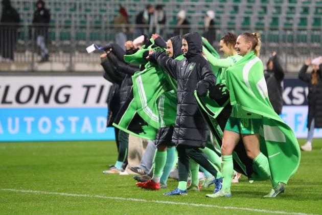 VfL vs. Galatasaray SK, CL Frauen Wolfsburg, 20.11.2024, FUßBALL - VfL Wolfsburg vs. Galatasaray SK, Gruppenrunde Champions League Frauen, Saison 2024 25. Schlussjubel vor der VfL Fankurve. Wolfsburg