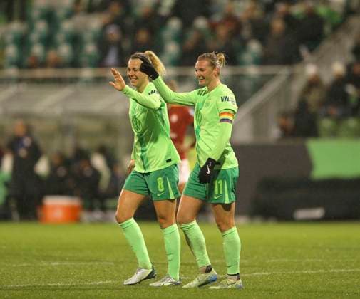 Foto : Tor zum 4-0 für die Wolfsburgerinnen , Alexandra POPP freut sich mit Lena LATTWEIN , links Fussball Championsleague der Frauen am Mi. 20.11.2024 4. Spieltag VfL Wolfsburg - Galatasaray Istanbul 5 - 0