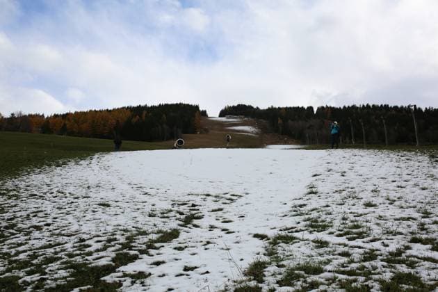 November 20, 2024, Bormio, Lombardy, Italy: Some snow is seen by the members of the international press on the STELIVO in BORMIO during the World Press Briefing Tour ahead of the MILANO CORTINA 2026 WINTER OLYMPICS in Italy. Alpine Skiing and Ski Mountaineering are the Olympic disciplines that will take place in Bormio during the next Winter Olympics in Milan Cortina 2026 Bormio Italy - ZUMAc179 20241120_zep_c179_047 Copyright: xMickaelxChavetx