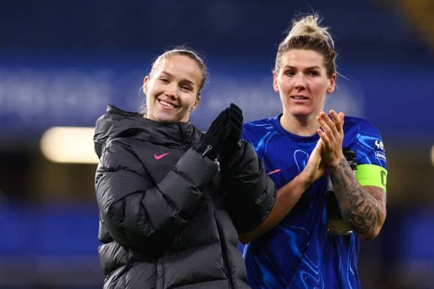 Chelsea v Celtic 20 November 2024, London - UEFA Women s Champions League - Chelsea v Celtic - Guro Reiten of Chelsea and Millie Bright of Chelsea applaud the fans - Photo: Jacques Feeney Offside. London UK Copyright: xJacquesxFeeneyx xOffsidexOffside