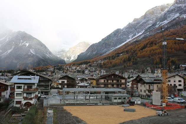 November 20, 2024, Bormio, Lombardy, Italy: The construction of a new Ski Arena is seen during the World Press Briefing Tour ahead of the MILANO CORTINA 2026 WINTER OLYMPICS in Bormio, Italy. Alpine Skiing and Ski Mountaineering are the Olympic disciplines that will take place in Bormio during the next Winter Olympics in Milan Cortina 2026 Bormio Italy - ZUMAc179 20241120_zep_c179_055 Copyright: xMickaelxChavetx